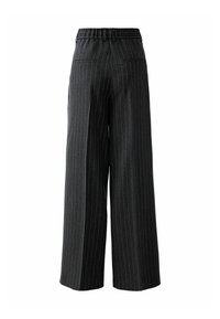 Pantalons larges à rayures noires avec une taille haute, dotés de poches arrière et d'une texture de tissu lisse.