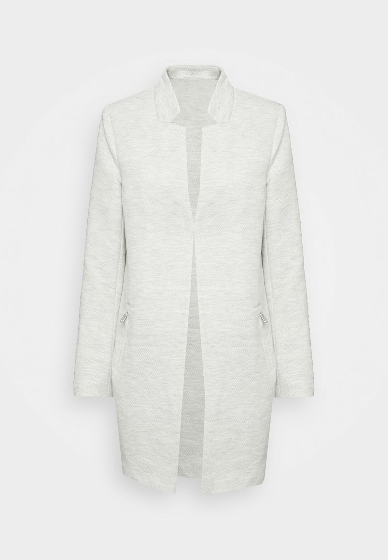 Chaqueta larga gris claro de tela texturizada, con cuello chal y apertura frontal, y dos bolsillos laterales. Diseño simple y moderno.