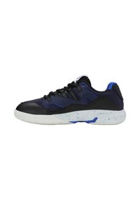 Scarpa sportiva nera e blu con tomaia in mesh e sintetico, suola testurizzata, intersuola maculata bianca e lacci neri.