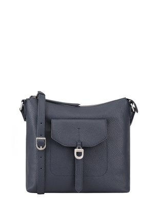 Sac bandoulière en cuir texturé bleu foncé avec poche à rabat avant sécurisée par une boucle argentée et sangle d'épaule réglable.