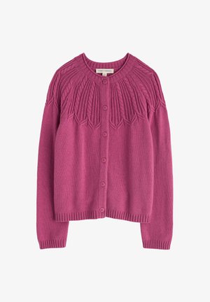 Trikotan žakard v svetlo rožnati barvi, ki ima teksturirano ramensko obrobo s pletenim vzorcem, dolge rokave in gumbe po sprednji strani.