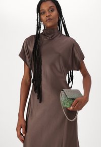 Malina ALIVIA MIDI - Juhlamekko - chocolate