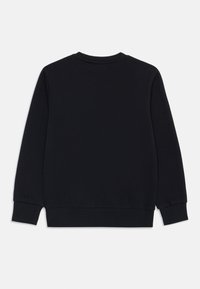 Sudadera de felpa negra con mangas largas, escote redondo, puños y dobladillo acanalados, que presenta una textura suave y sin logotipos ni patrones visibles.