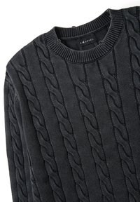 Maglione grigio scuro a coste con un coltondo rigato, caratterizzato da pattern testurizzati e una finitura liscia. Etichetta del marchio visibile all'interno del colletto.