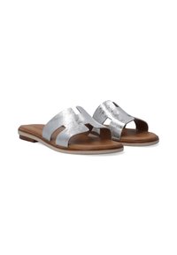 Zilveren metalen slidesandalen met een uitgesneden design en een bruin leren voetbed. Platte zool met minimale stiksels.
