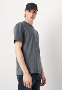 Calvin Klein COMFORT FIT - Jednoduché tričko - iron gate