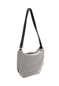 Borsa nera con un design di borchie argento, dotata di chiusura a zip, una sola tracolla e una forma arrotondata. Texture liscia, stile moderno.