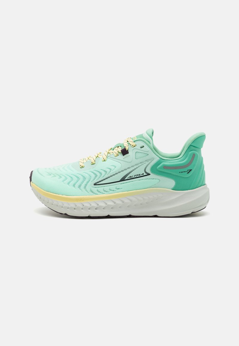 Scarpa da corsa verde chiaro con tessuto testurizzato, lacci gialli, suola ammortizzata e suola in gomma nera. Presenta un logo del marchio ben visibile sul lato.