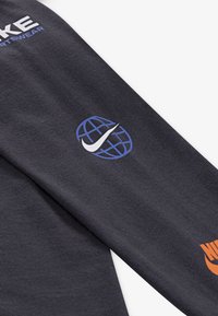 Nike Sportswear LIGHTNING FUTURA - T-shirt à manches longues - dark smoke grey