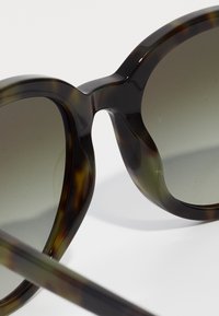 Michael Kors BIG BEND - Sončna očala - olive tortoise