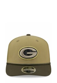 Khaki-Kappe mit einem dunkelgrünen Schirm und gesticktem Logo. Verfügt über ein strukturiertes Design, einen dehnbaren Snapback-Verschluss und ein strukturiertes Material.