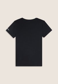 Camiseta negra de manga corta hecha de algodón. Presenta un cuello redondo y un pequeño logo en la manga izquierda. Textura suave.