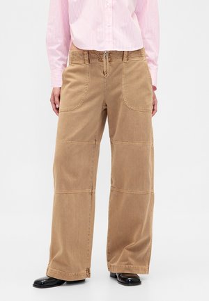 GAP GAP SANDY LIANG LOW RISE UTILITY PANTS - Auduma bikses - mojave