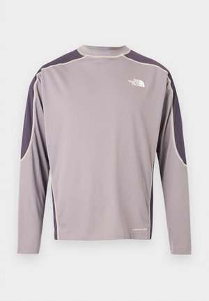 Męska lekka bluza North Face z długim rękawem w jasnofioletowym kolorze z ciemnofioletowymi panelami na ramionach oraz białym logo na piersi i dolnym brzegu.