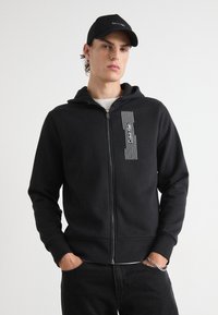 Calvin Klein HORIZONTAL LOGO ZIP THRU HOODIE - Mikina so zipsom - black