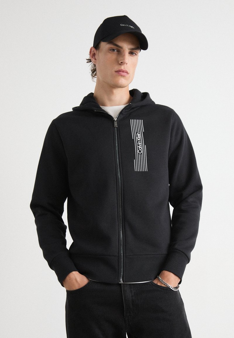 Calvin Klein HORIZONTAL LOGO ZIP THRU HOODIE - Mikina so zipsom - black