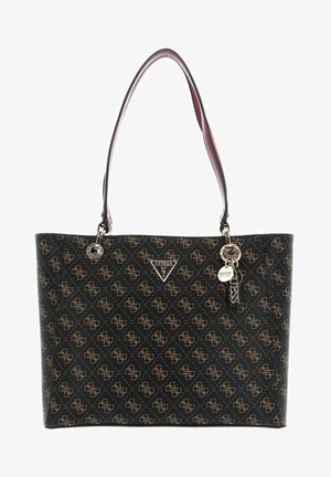 Svart tote bag laget av syntetisk materiale med et gjentakende logomotiv, doble håndtak og en dekorativ nøkkelringsdetalj.