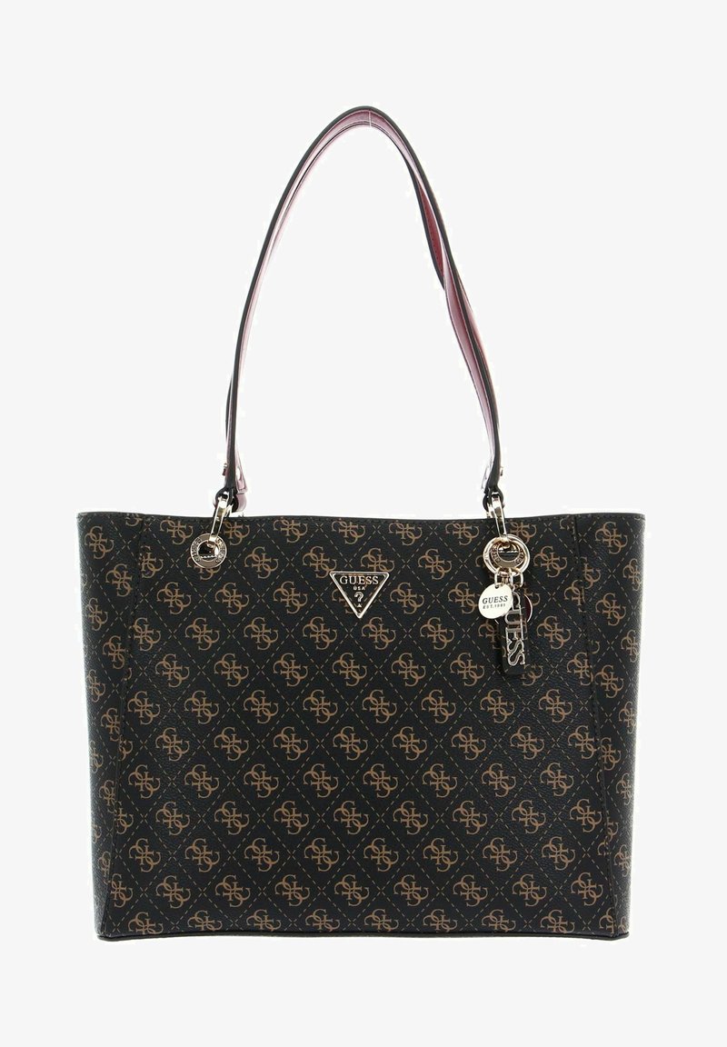 Sac fourre-tout noir en matériau synthétique, doté d'un motif de logo répétitif, de doubles poignées et d'un accent de porte-clés décoratif.