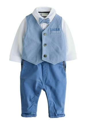 Tenue formelle pour bébé garçon avec chemise blanche à manches longues, gilet bleu clair avec boutons et nœud papillon, et pantalon bleu assorti avec revers retroussés.
