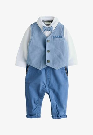 Formelle Babyjungenkleidung mit weißem langärmeligem Hemd, hellblauer Weste mit Knöpfen und Fliege und passenden blauen Hosen mit umgeschlagenen Säumen.