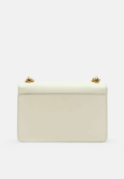 Sac à main en cuir blanc avec une forme structurée, une surface plate et des accents métalliques dorés. Doté d'un rabat supérieur et de détails surpiqués.