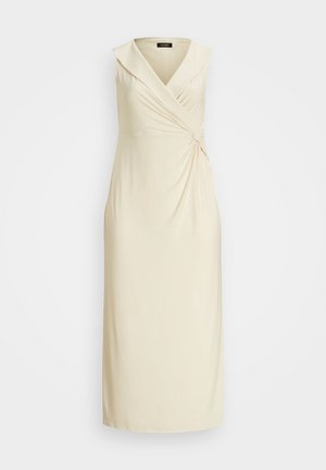 Vestido midi sin mangas color crema con escote en V, estilo cruzado en el frente, detalle fruncido en el lado derecho y dobladillo recto.