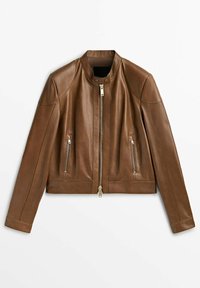 Brun läderjacka med frontdragkedja, två sidofickor med dragkedja och krage med tryckknapp på en vit bakgrund.