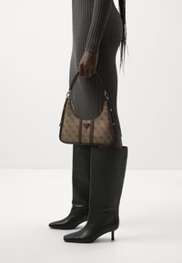 Guess NOREEN TOP ZIP SHOULDER BAG - Rankinė - latte logo/brown