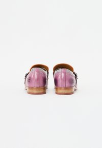 Achteraanzicht van roze leren schoenen met een gladde afwerking, voorzien van oranje binnenzolen, decoratieve perforaties en houten hakken.
