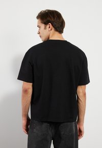 Pier One Jednoduché tričko - true black