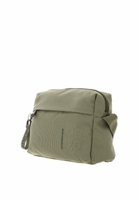 Borsa in tessuto verde a quadri con chiusura a zip superiore, tracolla regolabile e accessori in metallo argentato. Caratterizzata da una superficie liscia e un design minimalista.