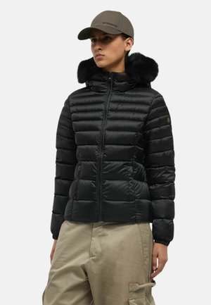 Giacca a vento nera con collo alto e bordo in pelliccia sintetica; presenta un design trapuntato, chiusura con zip e polsini elasticizzati.