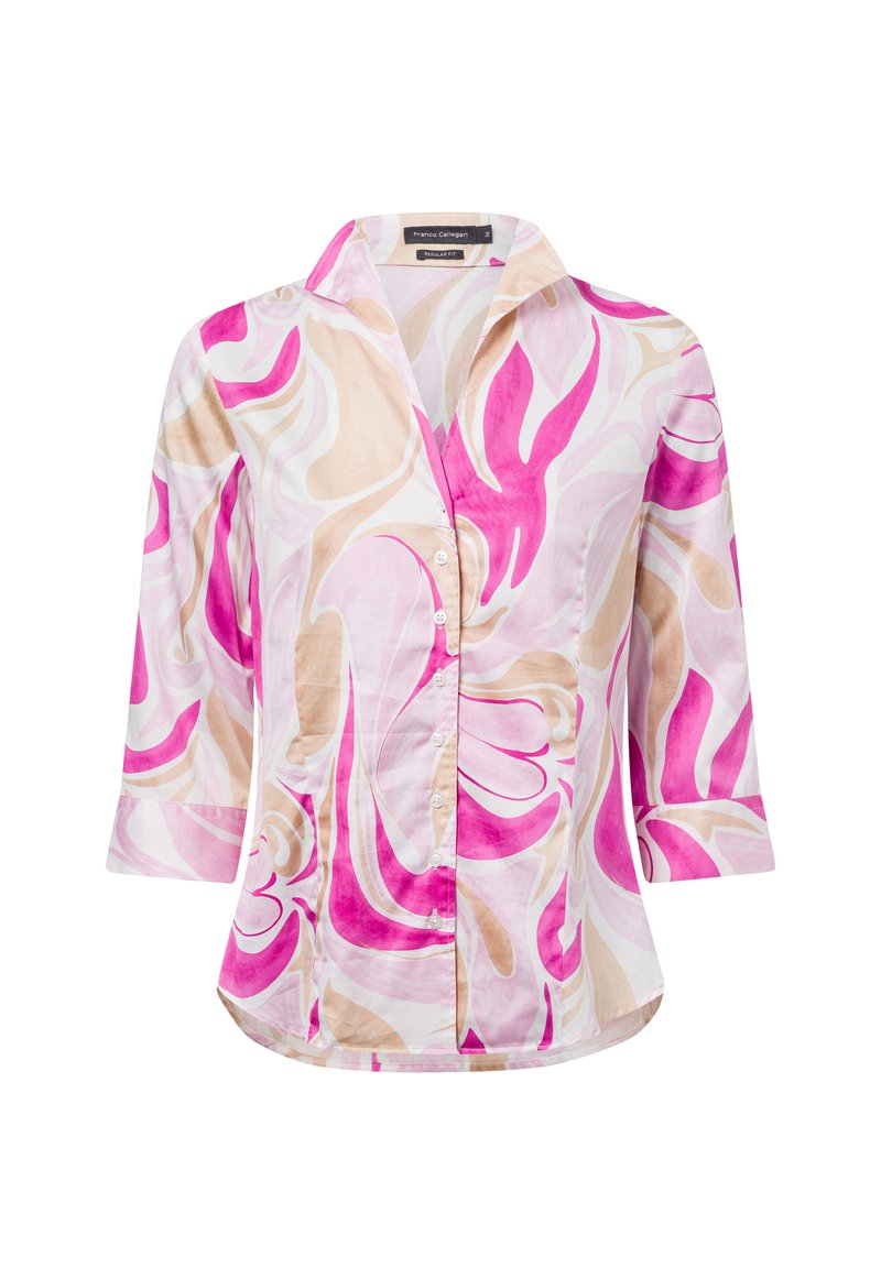 Koszula zapinana na guziki z lekkiego materiału, o białym tle z różowymi i beżowymi abstrakcyjnymi wzorami w formie wirów oraz rękawami o długości trzech ćwiartek.