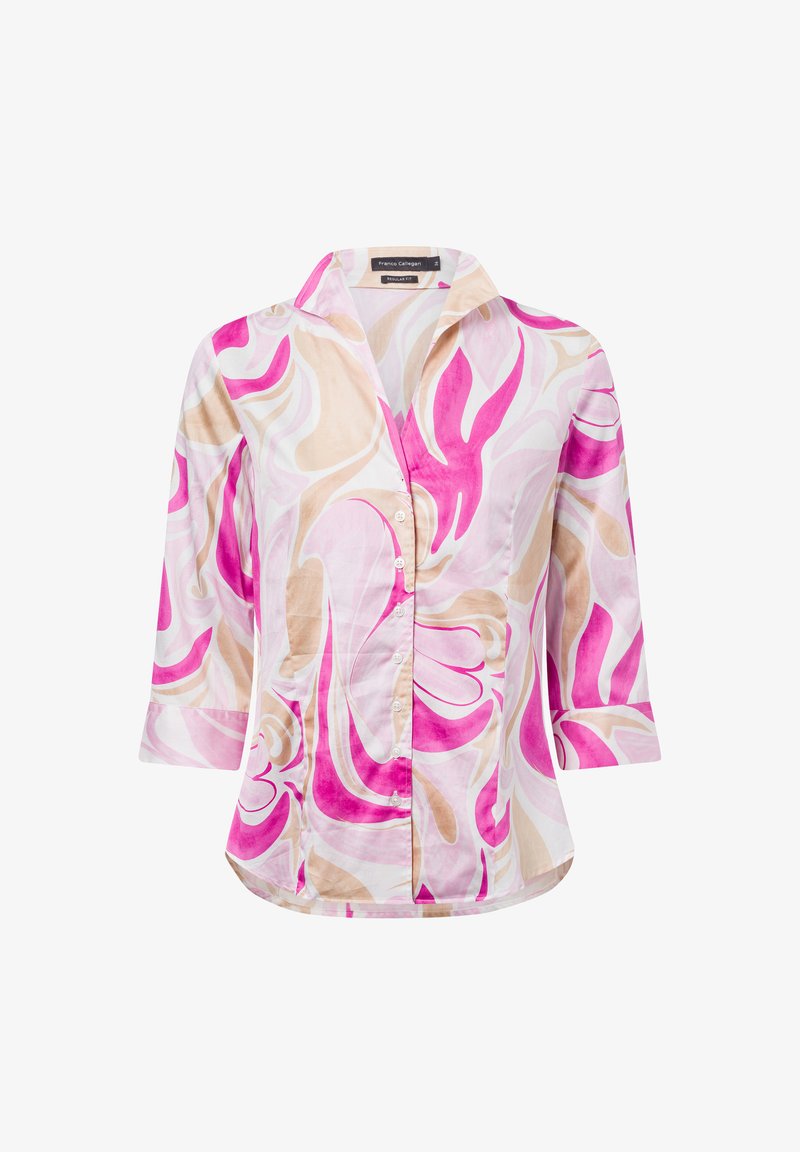 Koszula zapinana na guziki z lekkiego materiału, o białym tle z różowymi i beżowymi abstrakcyjnymi wzorami w formie wirów oraz rękawami o długości trzech ćwiartek.