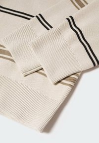Maglione beige con strisce nere e marroni, con texture a coste e maniche lunghe. Il materiale sembra morbido ed elastico.