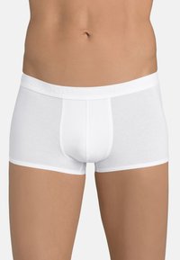 Weiße Baumwollboxershorts mit enger Passform, ausgestattet mit einem weichen Bund, der mit dem Markennamen "SLOGGI" geprägt ist, und einem Vorderpouch-Design.