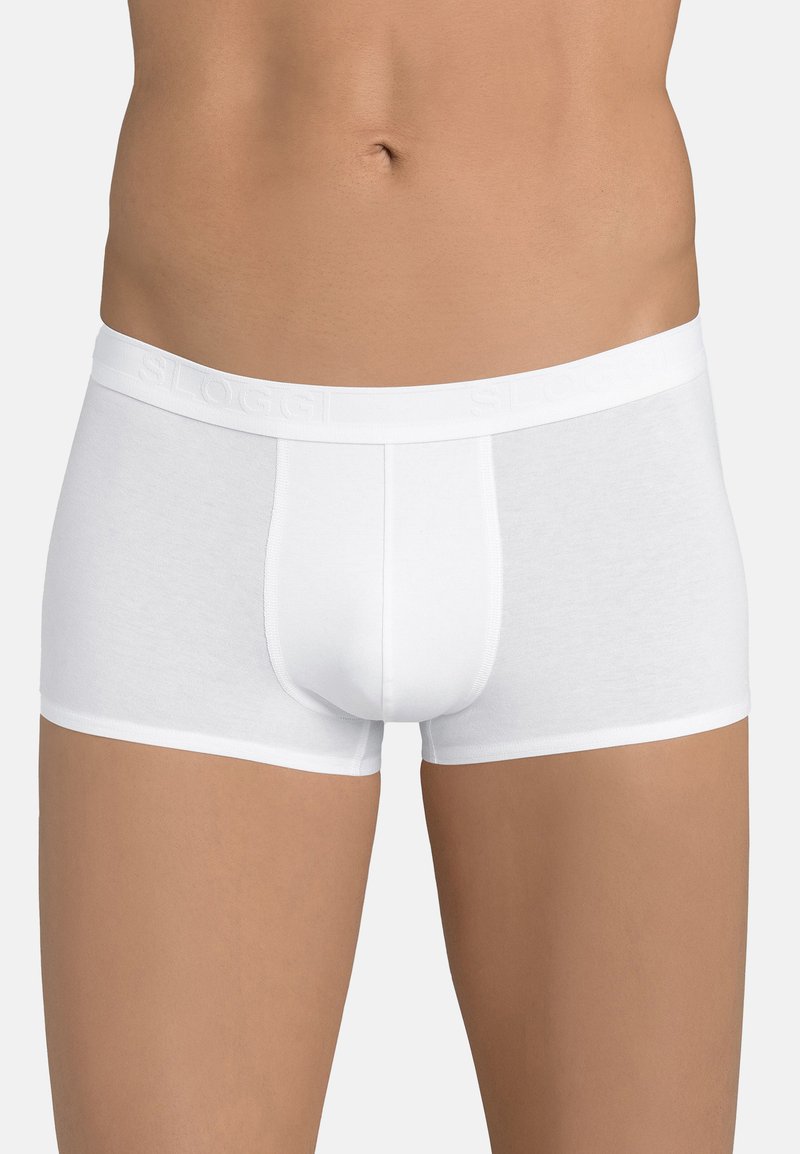 Weiße Baumwollboxershorts mit enger Passform, ausgestattet mit einem weichen Bund, der mit dem Markennamen "SLOGGI" geprägt ist, und einem Vorderpouch-Design.