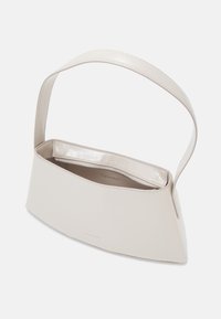 Calvin Klein REFINED SCULPT BAG SHINY - Bolso de mano - gray morn