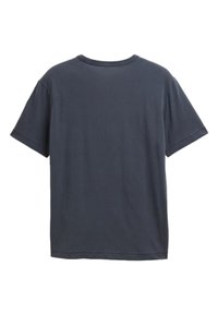 T-shirt en coton gris foncé à manches courtes, col rond et coupe décontractée. Pas de graphiques ni de motifs visibles au dos.