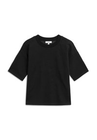 Camiseta negra de manga corta con un patrón texturizado que presenta "UNA VEZ EN UN LUNA AZUL" en relieve. Cuello redondo y corte relajado.
