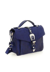 Borsa a tracolla in pelle blu con patta, decorativa fibbia argentata e accenti di borchie. Dotata di manico e tracolla regolabile.