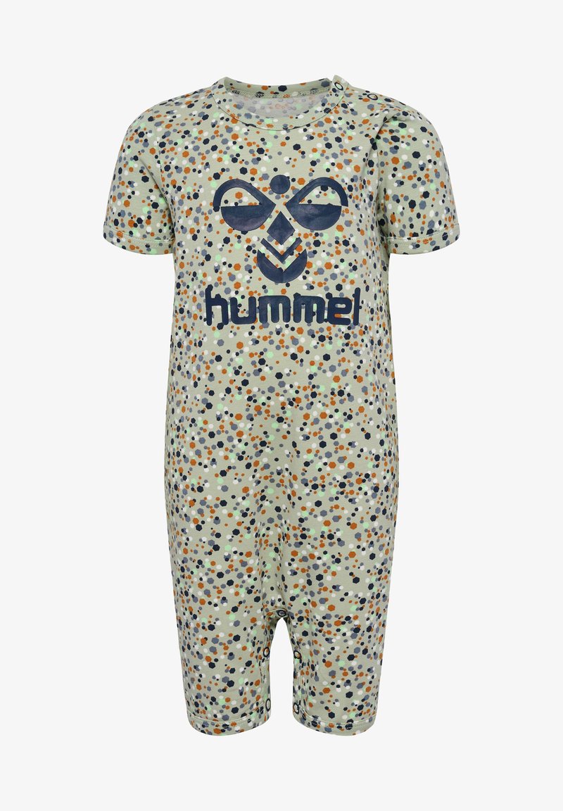 Kurzärmeliger Overall aus leicht grünem Stoff mit einem Punktenmuster in Orange, Marineblau und Weiß. Mit einem großen Marineblauen "hummel"-Logo auf der Vorderseite.