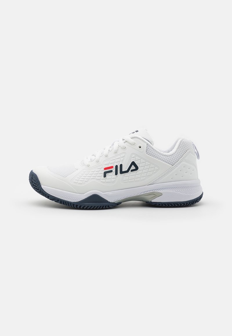 Pantofii sport albi din materiale mesh și sintetice, cu o suprafață texturată, talpă bleu închis și un logo roșu și albastru pe lateral.
