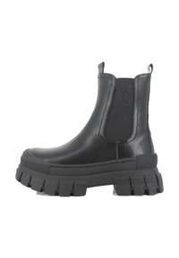 Botas Chelsea negras de cuero con suela de goma gruesa. Cuentan con paneles laterales elásticos y una asa en la parte posterior para facilitar su uso.