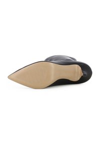 Zwarte leren stilettohak met een taps toelopende vorm, rubberen zool met structuur en een ronde uitsnede bij de hak. Over het algemeen een gladde afwerking.