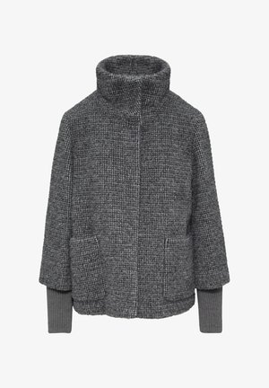 Veste en maille grise texturée avec un col montant, deux poches avant et des manches larges. Elle présente des poignets côtelés pour un détail supplémentaire.