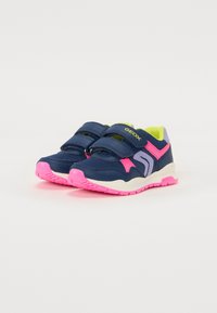 Scarpe per bambini blu navy con dettagli rosa, materiale in rete e strap in Velcro. Suola bianca con battistrada rosa testurizzato per una maggiore trazione.