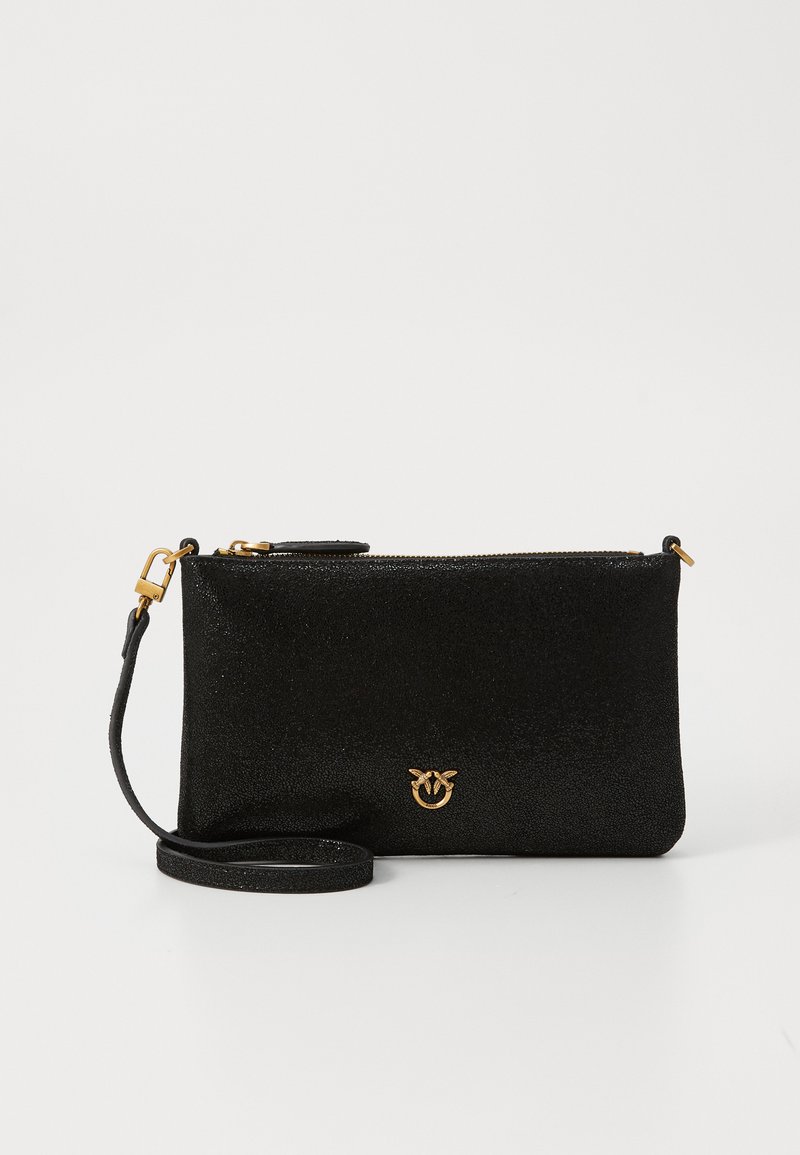 Črna teksturirana torbica s snemljivo zapestnico in zadrgo v zlatem tonu ter majhnim dekorativnim logotipom spredaj, v nasprotju z belo ozadjem.
