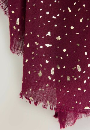 Fular burgundy cu un model stropit cu aur, dintr-un material ușor, cu margini desfăcute și o țesătură texturată, având dimensiuni de aproximativ 178 cm lungime și 76 cm lățime.