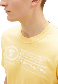 TOM TAILOR LOGO PRINT - T-shirts print - gelb